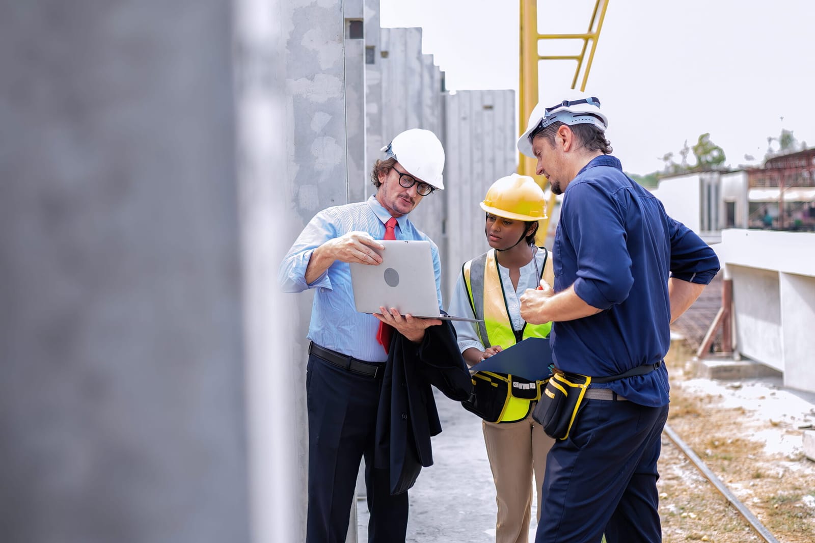 Gestionnaire de chantier utilisant Dynamics 365 Field Service sur le terrain
